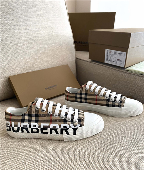 burberry logo print sneakers