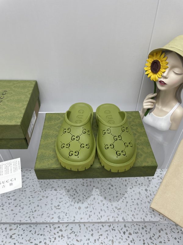 Gucci GG Slides Cave Slippers are versatile couple slippers green