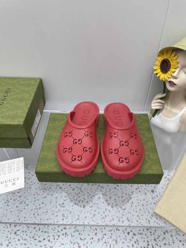Gucci GG Slides Cave Slippers are versatile couple slippers red