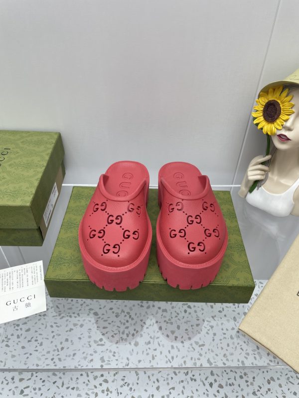 Gucci GG Slides perforated carved shoes red