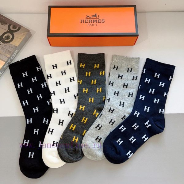 Comes in a box of 5 pairsHERMES Hermes mid tube socks are super soft and essential for trendkicuperw
