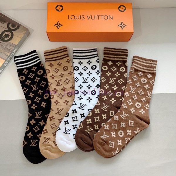 Comes with a box of 5 pairs of LV Louis Vuitton super hot calf long socks, made of pure cott70m9jtyl