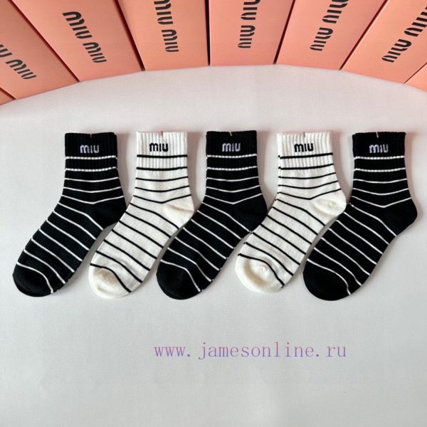 PackagingMiuMiu's new mid to long stacking socks come in a box of five pairs, with synchronihu98c0yy