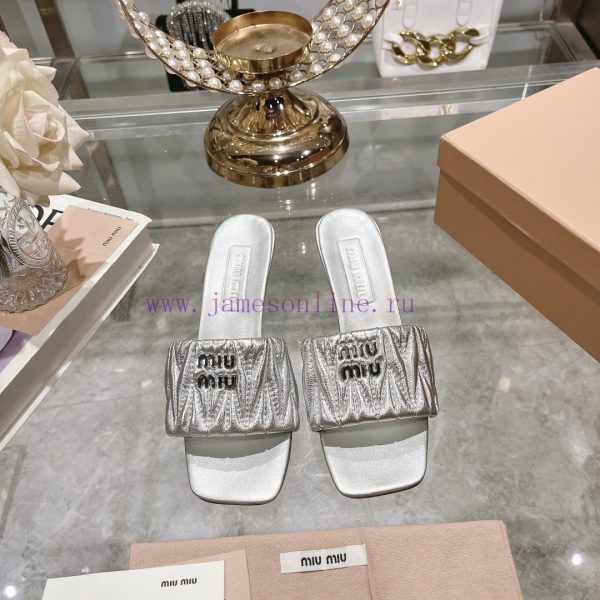 Miu Miu 2024 Spring/Summer New Soft Sheepskin Wrinkled Face Cool Slippers SeriesSweet and sa01w49zzj