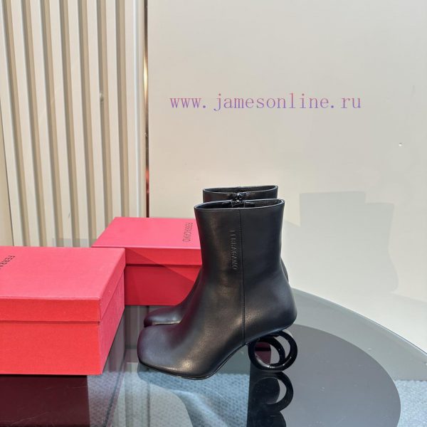 FERRAGAMO square toe fashion bootsUnique sculptural heel with same tone finish, adorned with4k6olgft