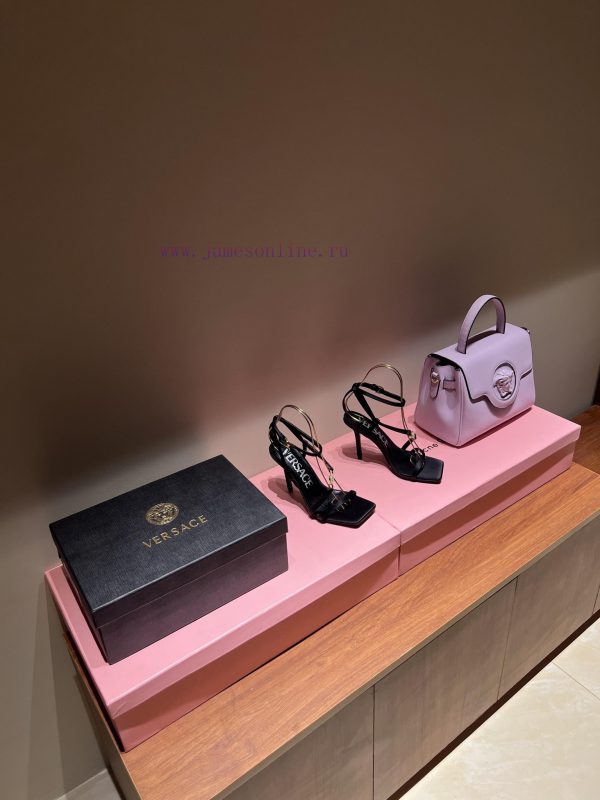 The most2023/fW/Versace: The Perfect Interpretation of Medusa|Very rich Italian style paired85rnnnr3