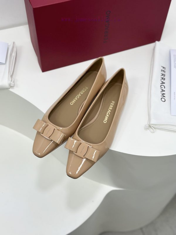 SF salvatore Ferraga * o Ferragamo's new vara patent leather bow small square toe single shoqd6u8fjc
