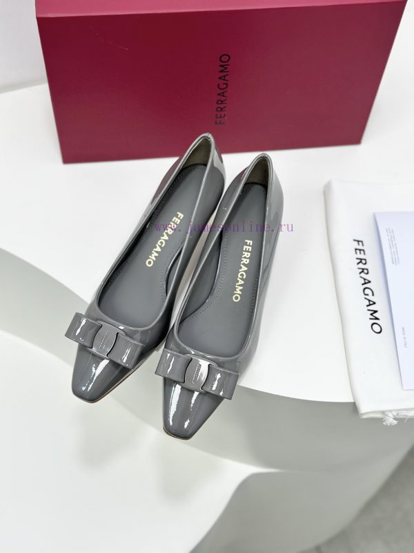 SF salvatore Ferraga * o Ferragamo's new vara patent leather bow small square toe single sho2z4hszyr