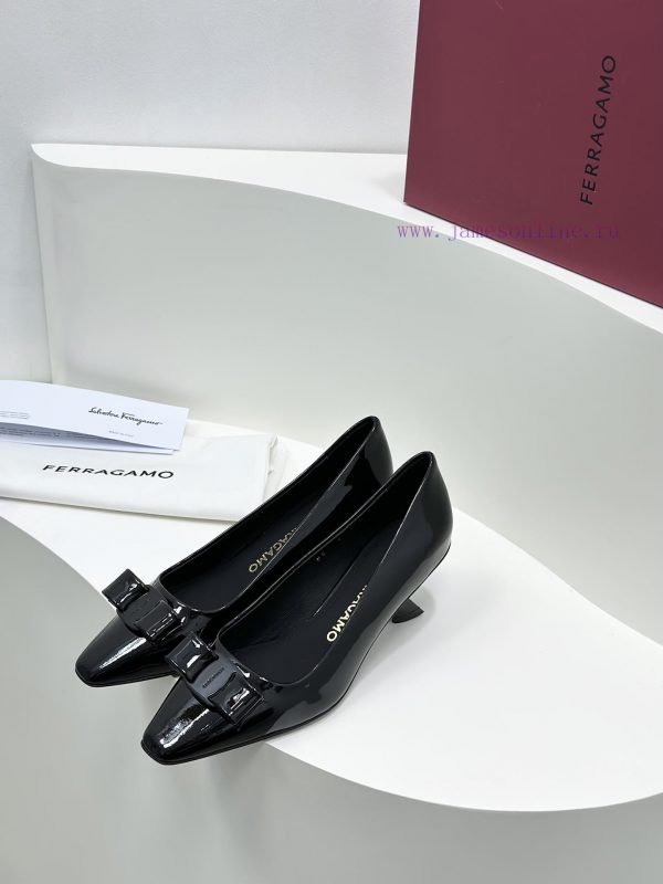 SF salvatore Ferraga * o Ferragamo's new vara patent leather bow small square toe single shoktgmxi0c