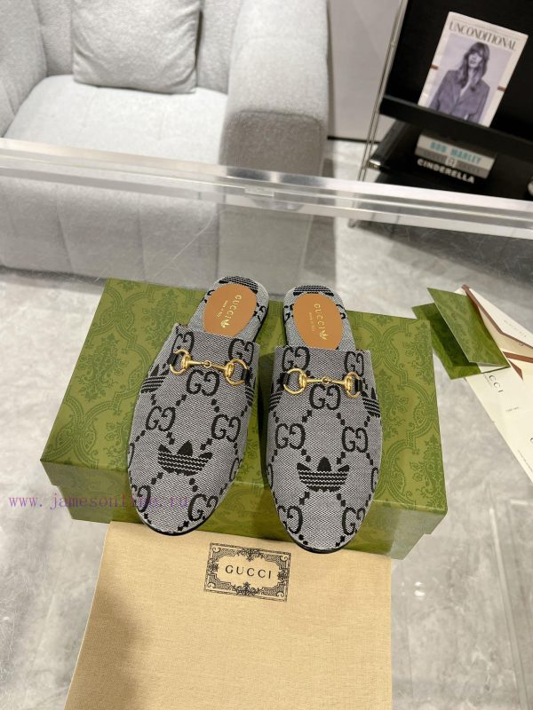 . Gucci collaborates with Adidas to create a new round of 24ss cool slippers with a buckle am4amytw1