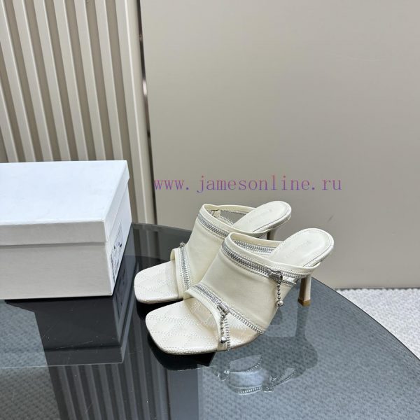 BURBERRY | SS24 Women's New SandalsShoe upper sandals, made of glossy leather fabric and fea8oju48wo