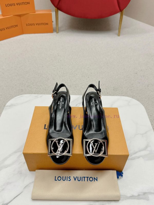 ️ Lv Single Shoe: This Urban Twist women's shoe provides a fashionable upgrade to the classiczmkifa3