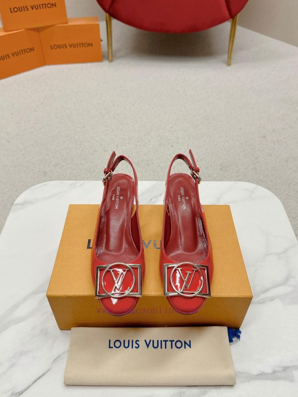 ️ Lv Single Shoe: This Urban Twist women's shoe provides a fashionable upgrade to the classia1orn0g3