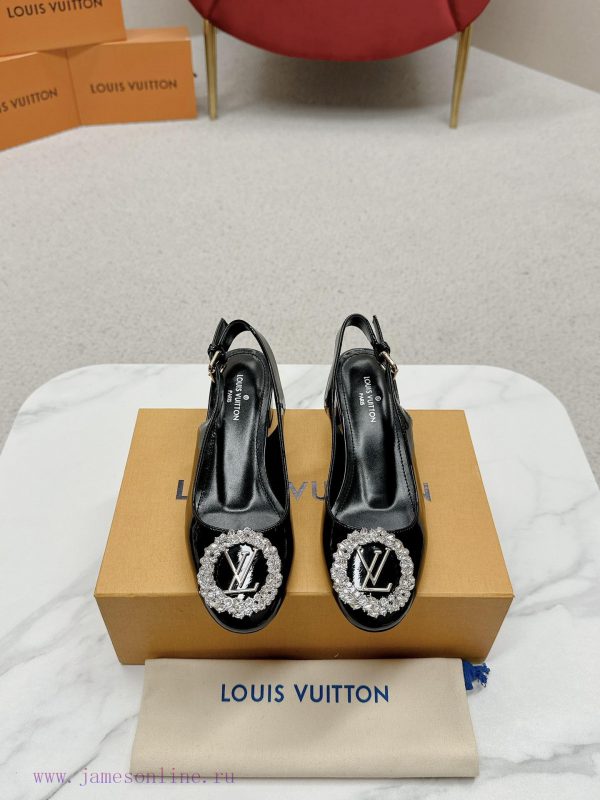 ️ Lv Single Shoe: This Urban Twist women's shoe provides a fashionable upgrade to the classicmkriw33