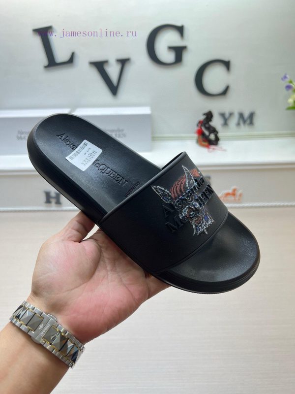 McQueen's latest thick soled one-piece slippers add a unique and charming power to the shoeshd4338k0