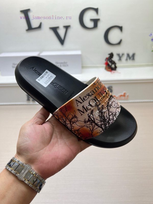 McQueen's latest thick soled one-piece slippers add a unique and charming power to the shoesb0oc5zh9