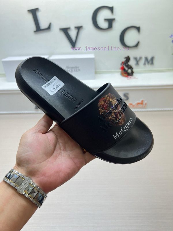 McQueen's latest thick soled one-piece slippers add a unique and charming power to the shoesnpiw13d3