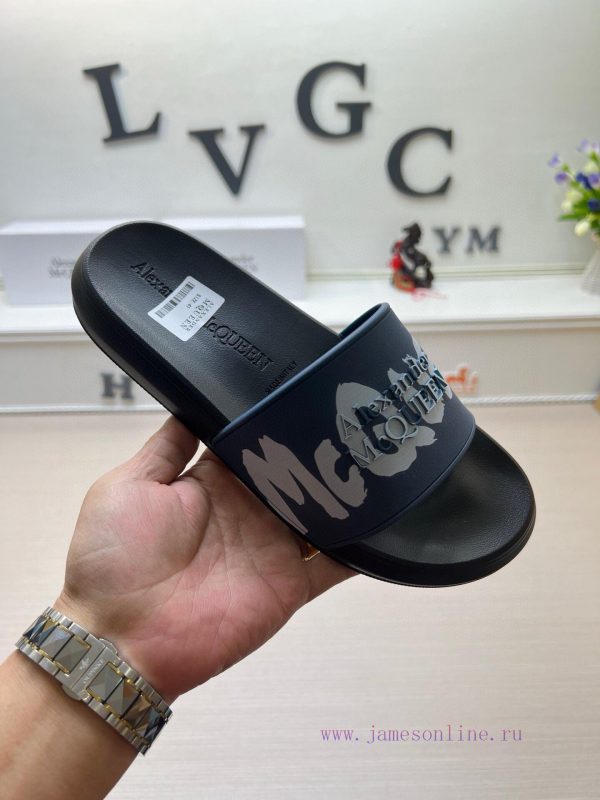 McQueen's latest thick soled one-piece slippers add a unique and charming power to the shoestlis8lso