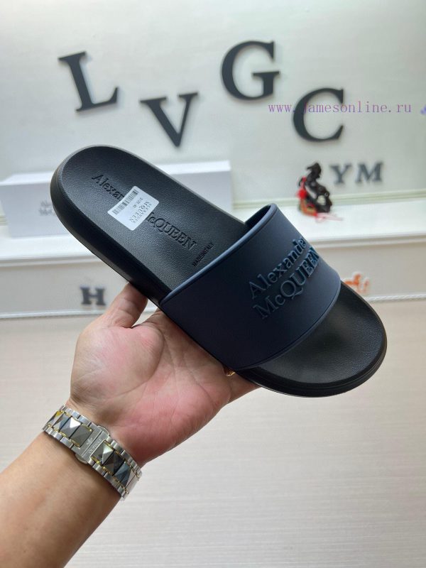 McQueen's latest thick soled one-piece slippers add a unique and charming power to the shoesvzsm16hr