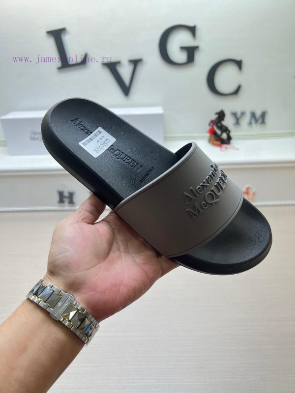 McQueen's latest thick soled one-piece slippers add a unique and charming power to the shoesgc4wty6h