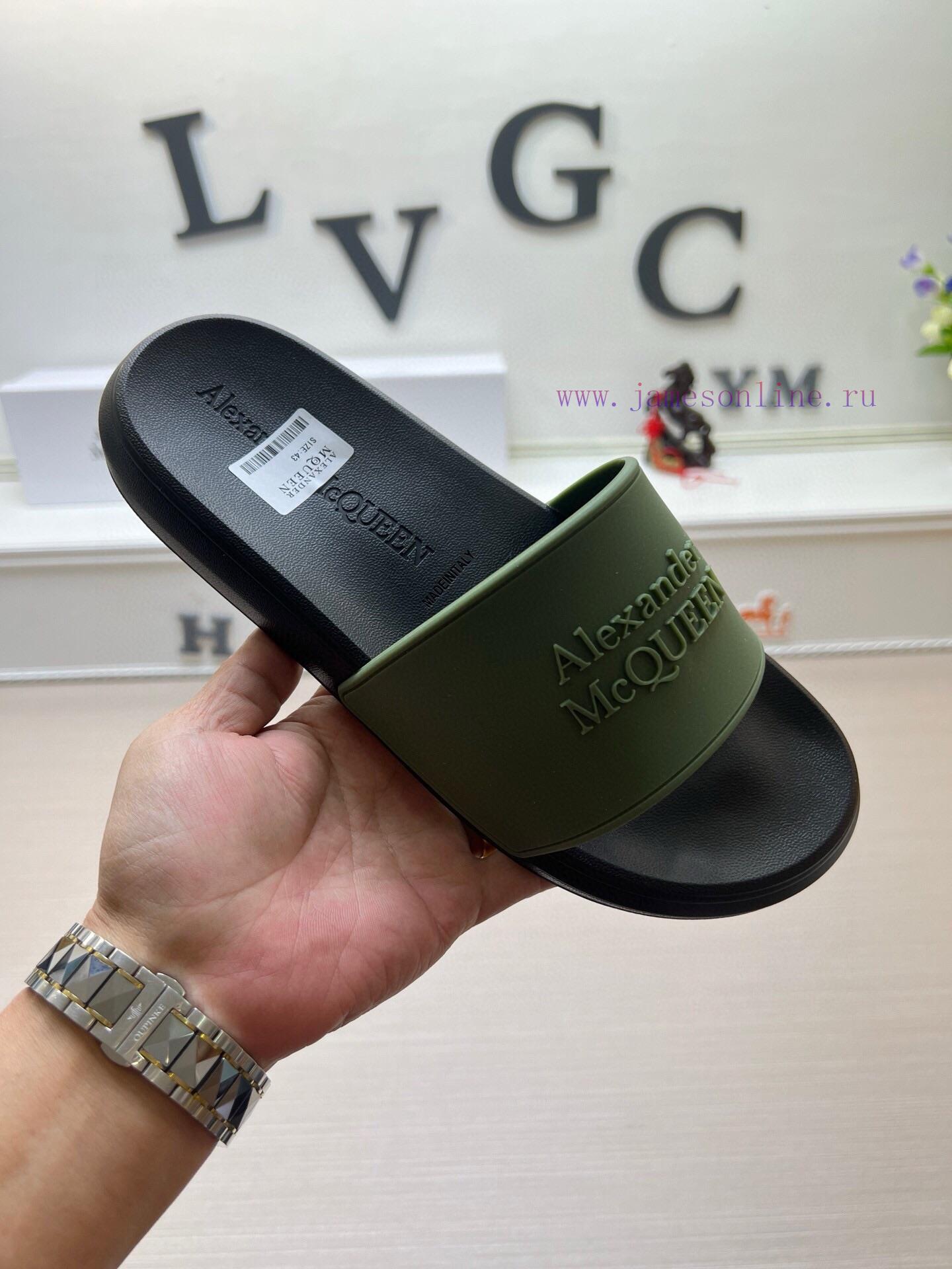 McQueen's latest thick soled one-piece slippers add a unique and charming power to the shoeskec11y9m