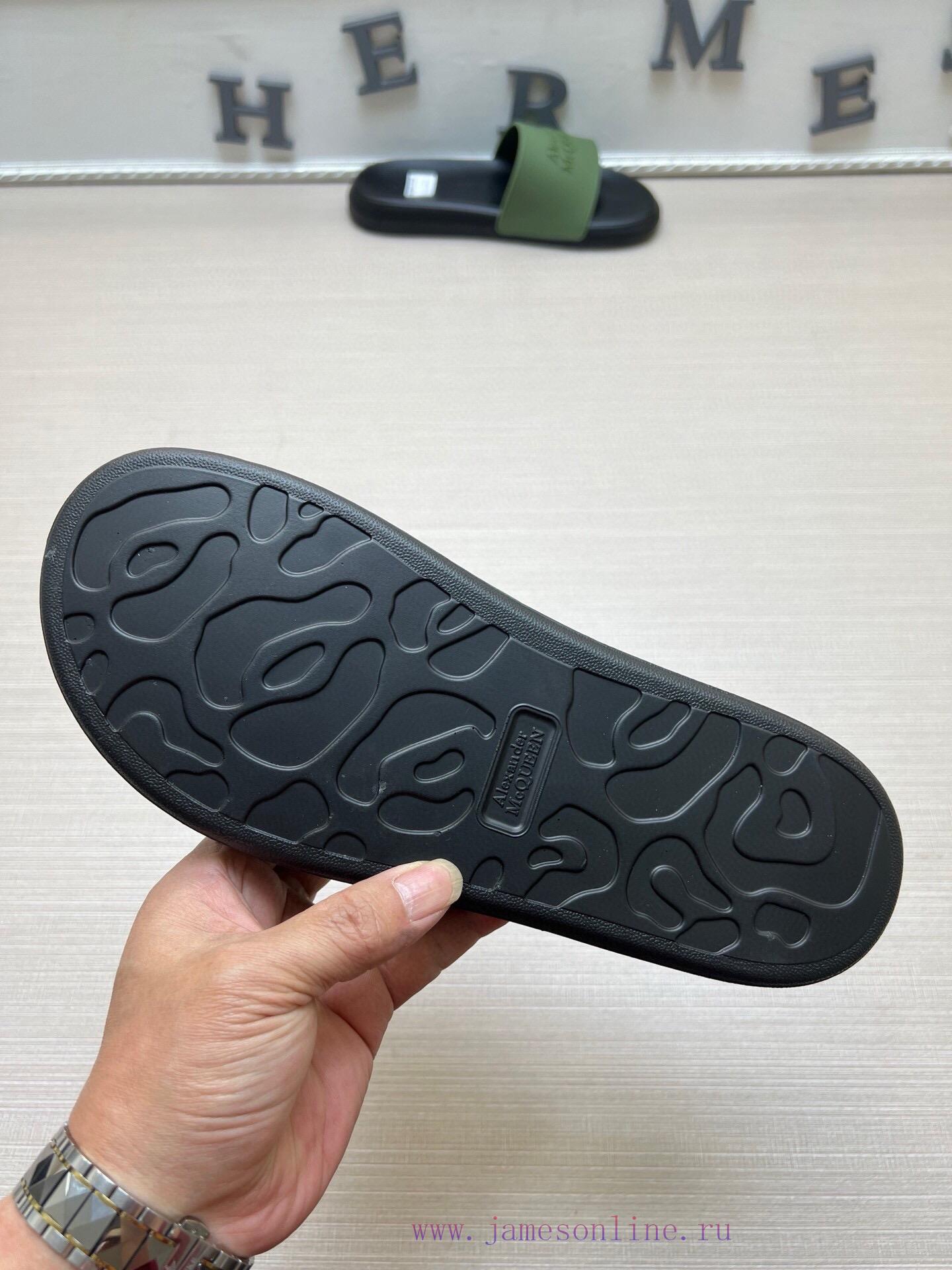 McQueen's latest thick soled one-piece slippers add a unique and charming power to the shoeskec11y9m - Image 10