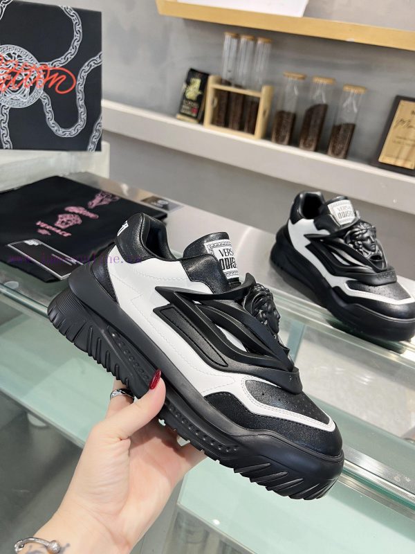 . VERSACE, In 2024, a pair of Versace/Versace original lightweight and shock-absorbing outsopbjy4lsf