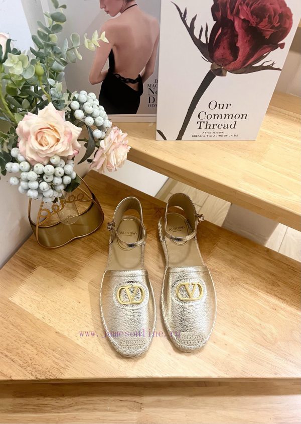 μαυρα μποτακια κοριτσιστικα στον κορυδαλλο | Valentino Garavani/Valentino Rapa Lychee Patterned Cowhide V-button New Hollow Fisherman Shoes- pnekqio1 | ορειβατικα παπουτσια αθηνα