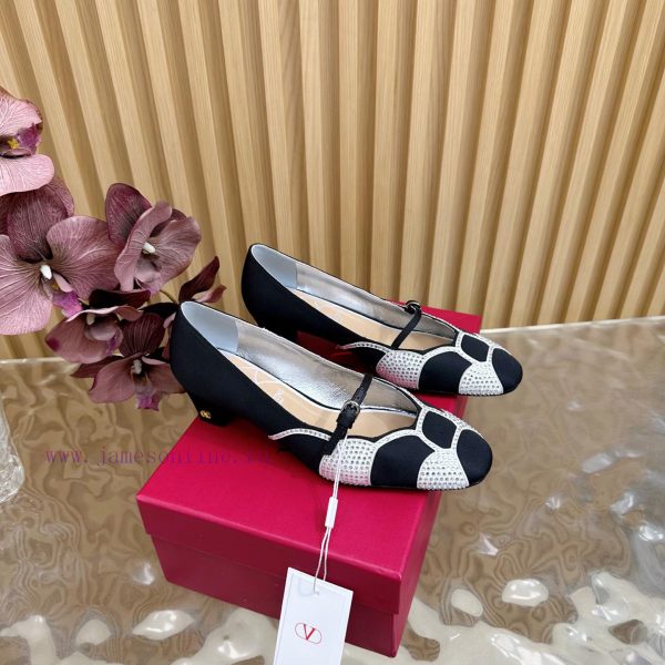 shayna πλαστικαπαιδικα πεδιλα | 2025 Fashion Show Style | Valentino Coarse Heel Mary Jane Single Shoes With Beautiful Texture | 8kelkdz1 | παντοφλες με περλες σκρουτσ