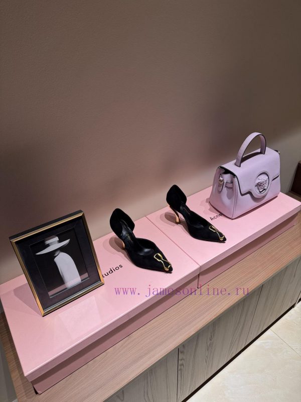 παντόφλες στο πλυντήριο | The Design Master Forgotten By The PublicElsa Schiaparelli Elsa SchiaparelliChanel's Lifelong R s80q09za | h269s466 μποτες εχε