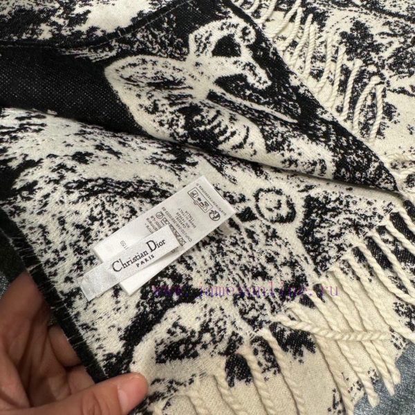 This Sauvage printed scarf reinterprets Dior's classic pattern with carefully crafted cashmeuxlasvhx - Image 6