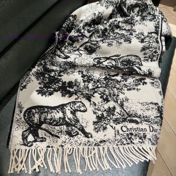 This Sauvage printed scarf reinterprets Dior's classic pattern with carefully crafted cashmeuxlasvhx - Image 7