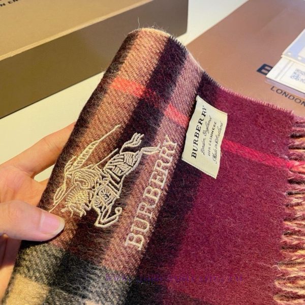 The classic design of the popular double faced cashmere is perfect, and the looming Burberryj9ithlhe - Image 9