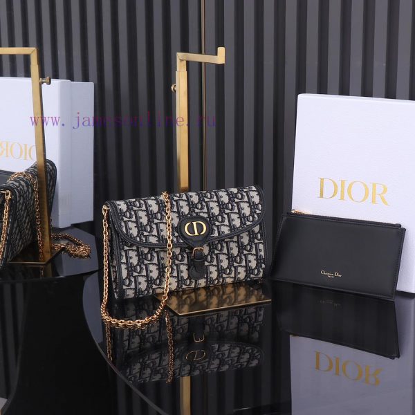 The Bobby series WoC chain bag is carefully crafted from classic blue Oblique floral fabric, s4d5e78u