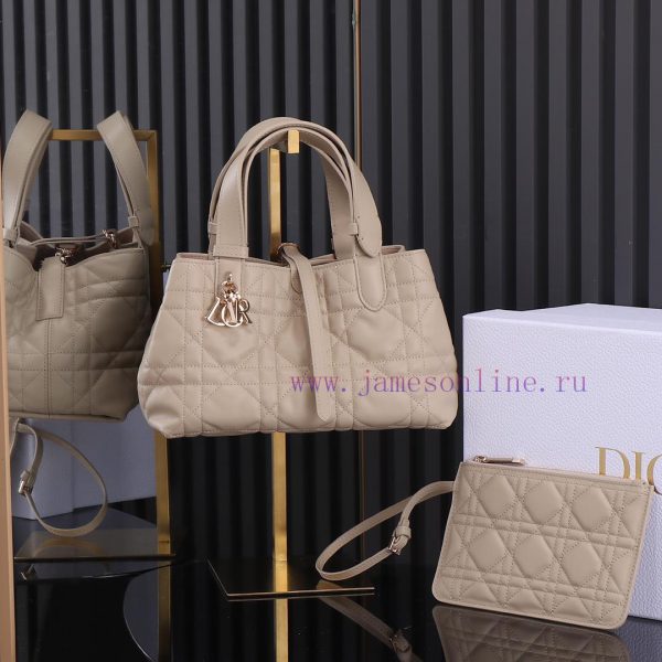 The cream apricot colored new Toujours handbag, a Dior Toujours handbag, made a wonderful de dgosttek