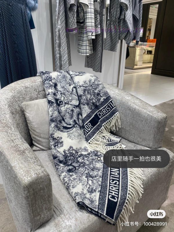 Zhao Liying's same shawl Dior jungle is on the market. If you really look at the picture, yo3p16tcgs