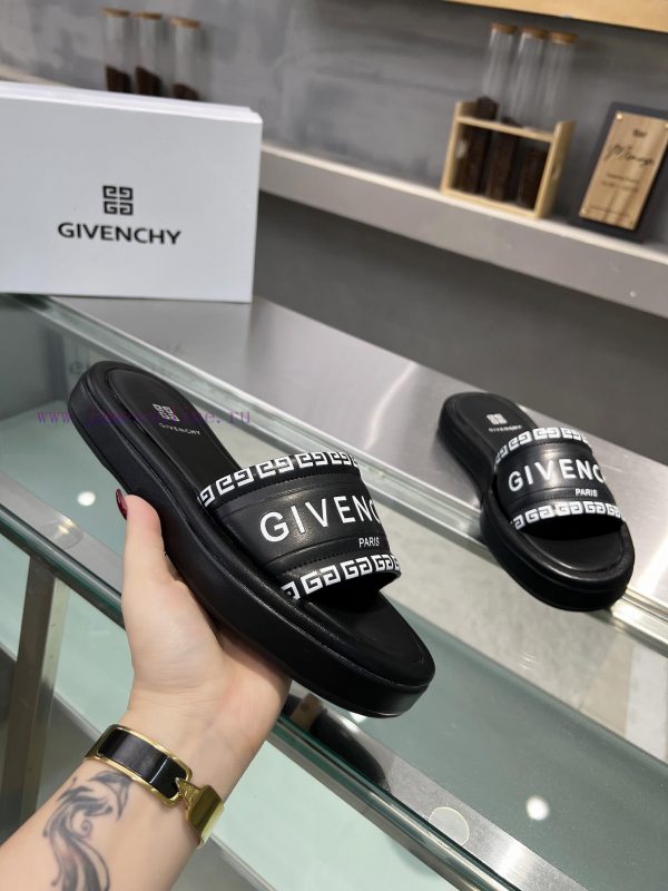 p. GIVENCHY/Givenchy open toed sandals for spring/summer 2024, with brand logo and original b9u8djfg