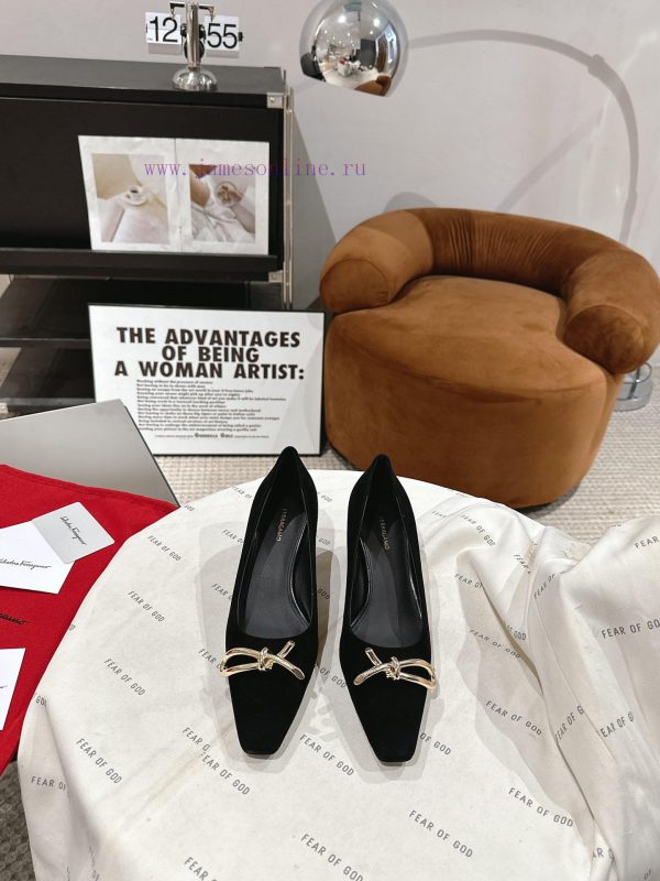 Ferragamo 24 Early Spring Collection New ProductsThe smooth lines of the shoe make it incredcu52k81u
