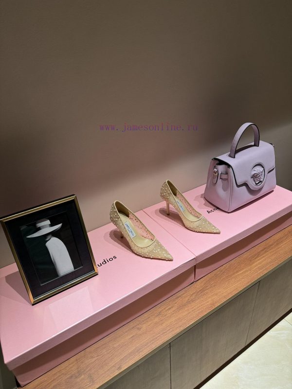 The mostIn early spring 2024, Jimmy Choo released rhinestone pointed slippers for Jimmy Weekufmasesc