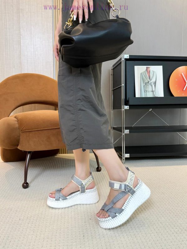 In 2024, Chloe will launch a new pair of sandals simultaneously. The spring and summer stylet44l7hh1