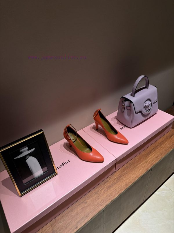 The mostFendi 24ss Fendi Series Double FF Square Head High Heel SandalsFeaturing a tapered tjw4c3708