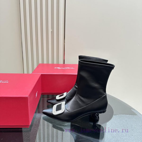 Virgule is a representative work of the brand, founded in 1963. Its sloping curve is unforgeezdlu7ct